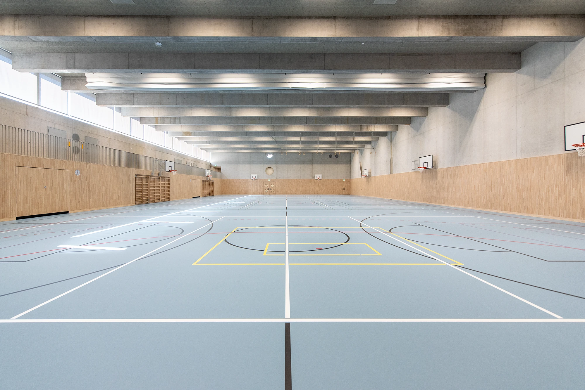 LIGNO® Akustik Sport in Esche sorgt in der neuen 3-Fach-Sporthalle der Schule Laupen für zuverlässigen Prallschutz und sorgt gleichzeitig für eine angenehme Raumakustik.