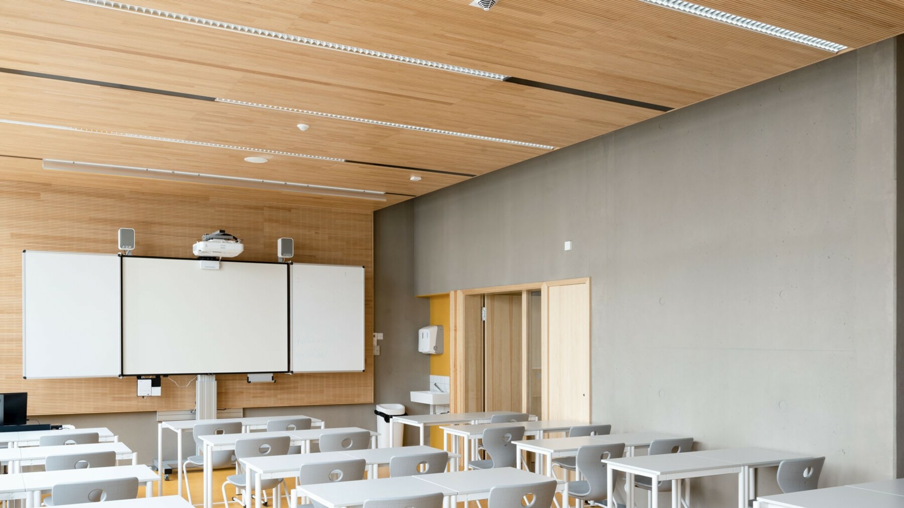 Deckenverkleidung aus Holz mit LIGNO® Akustik light für ein Klassenzimmer der Schule Lycée Vauban in Luxemburg