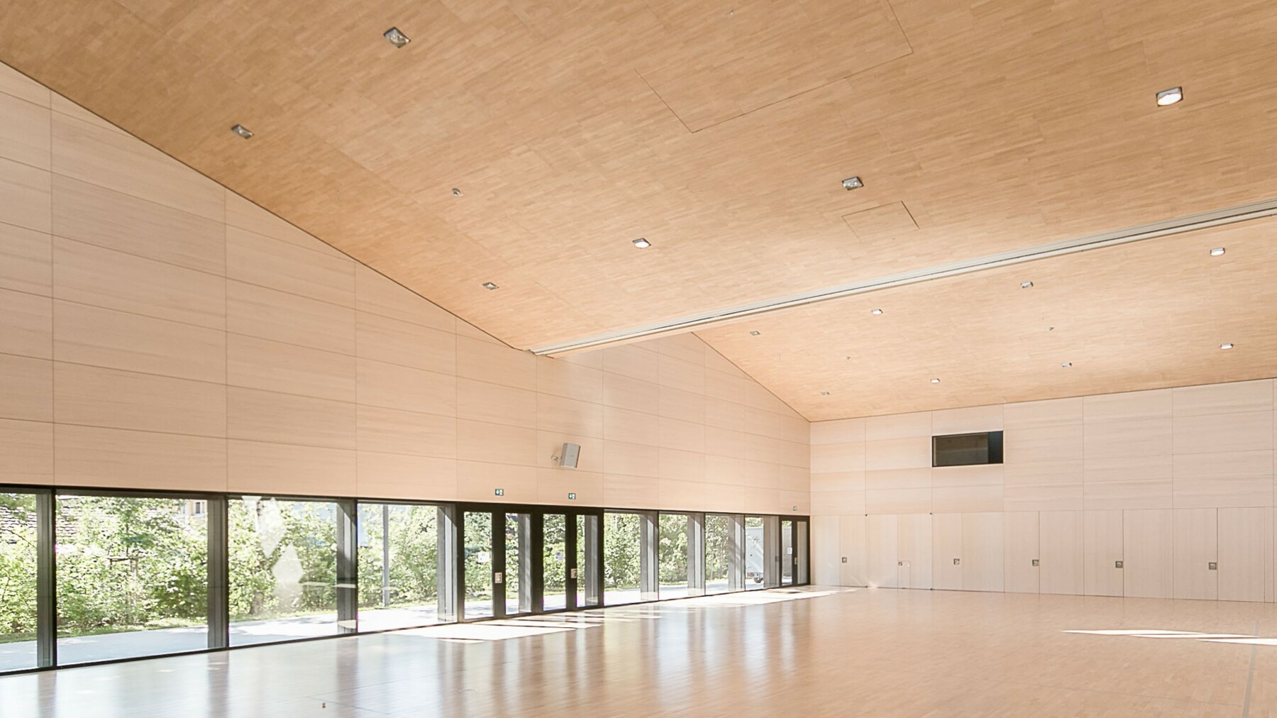 Sowohl im großen Saal als auch im Eingangsfoyer sorgen die Akustik-Deckenpaneele LIGNO® Akustik light von Lignotrend für beste klangliche Aufenthaltsqualität.