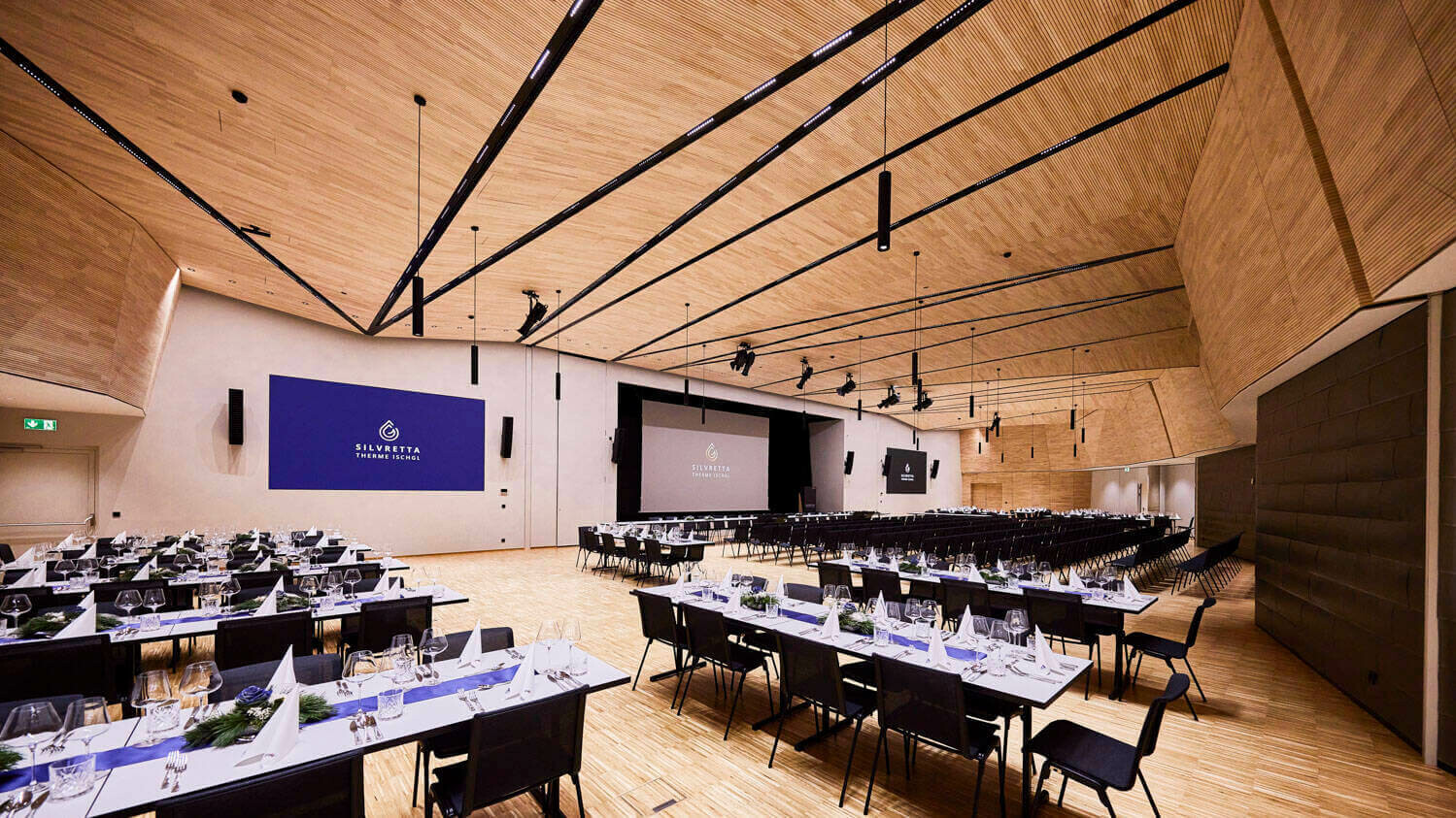 Mit schallabsorbierenden LIGNO® Akustik light Wand- und Deckenverkleidungen die perfekte Veranstaltungsatmosphäre schaffen. 