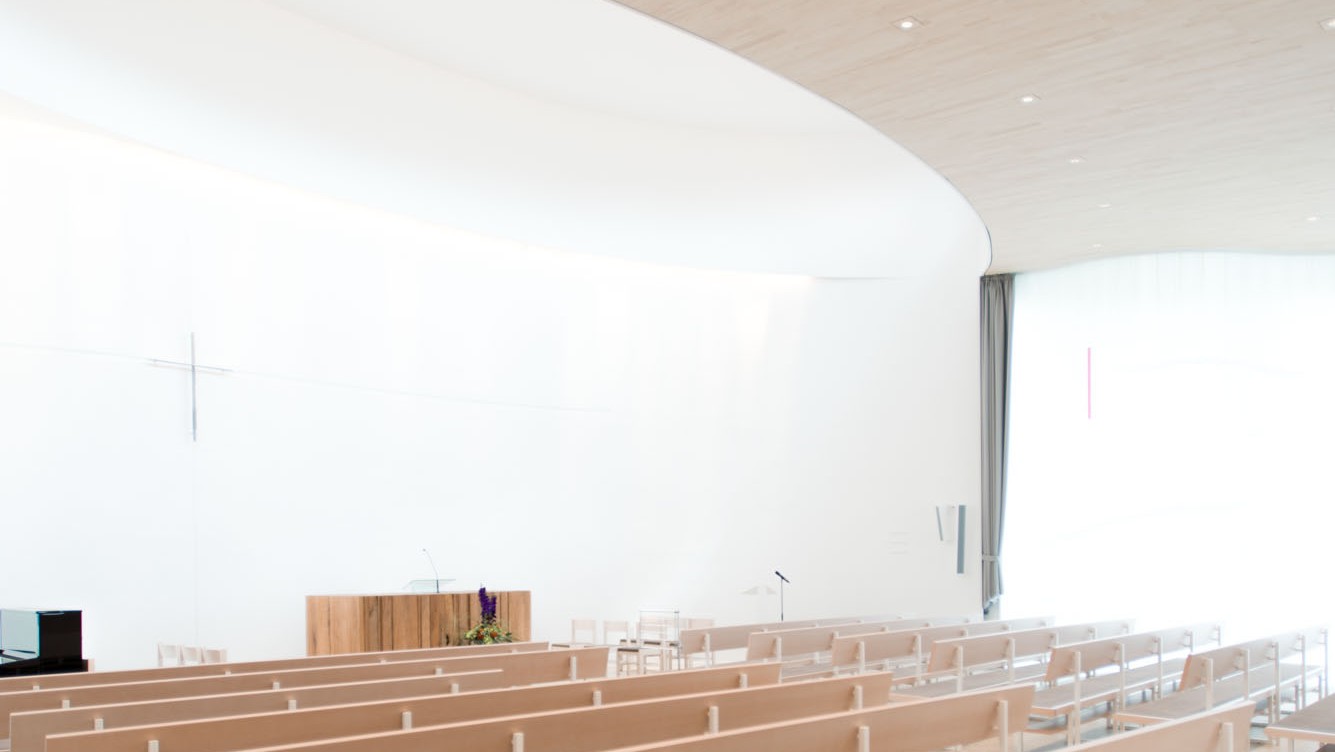 Die Deckenverkleidungen in Weißtanne sorgen im Kircheninneren für eine optimale Raumakustik und eine angenehme Atmosphäre. 