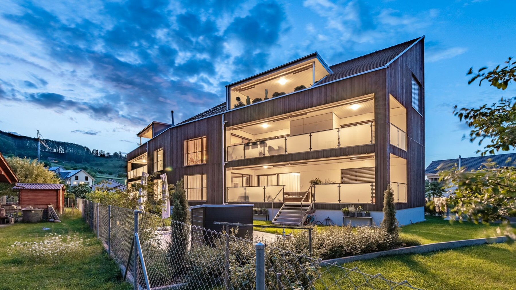 Das neu erbaute Klimaholzhaus interpretiert zeitgemäß die Umgebungsbebauung, die unter anderem aus vielen Scheunengebäuden mit großem Holzanteil besteht. 