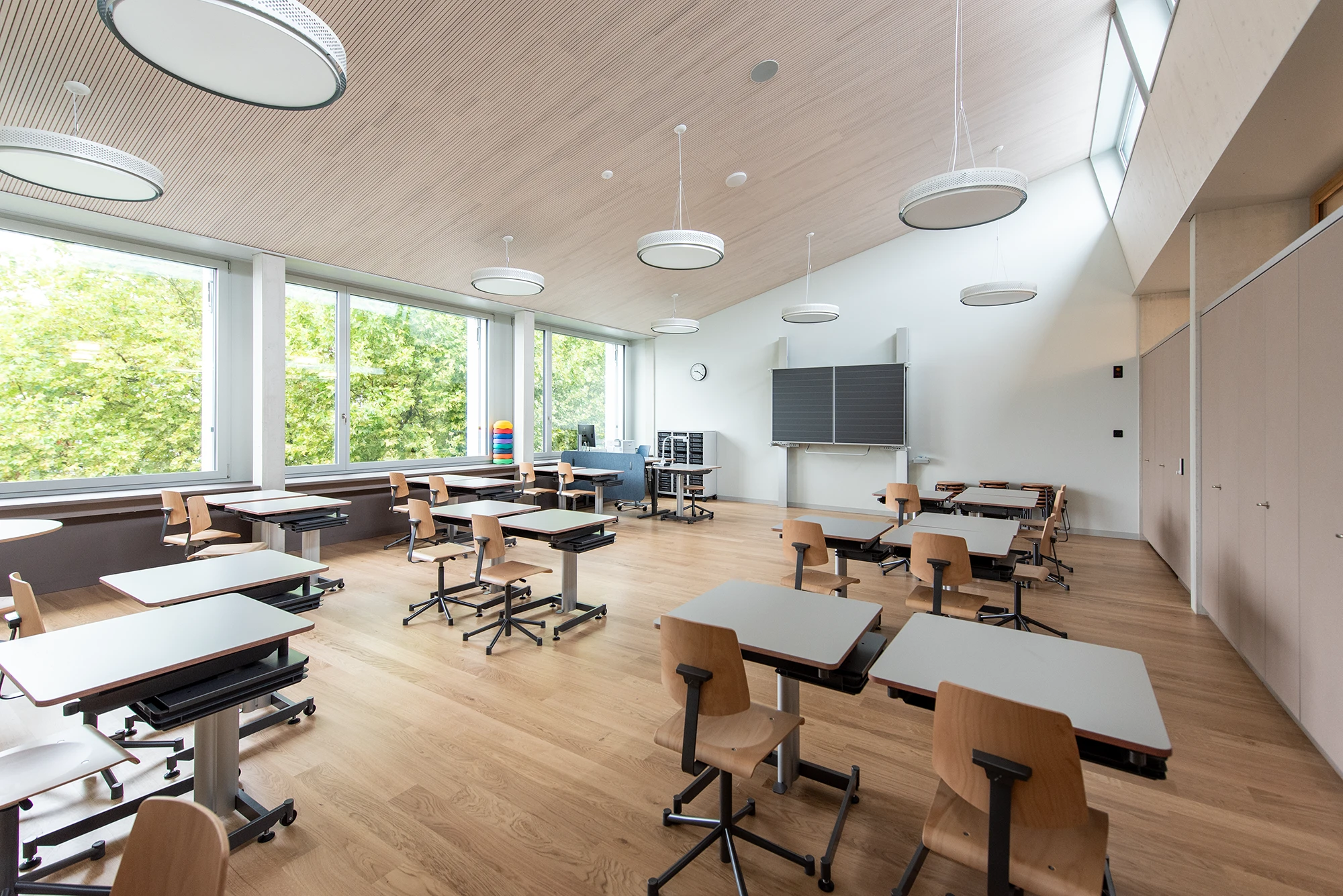 Klassenzimmer mit schallabsorbierender Deckenverkleidung aus Echtholz