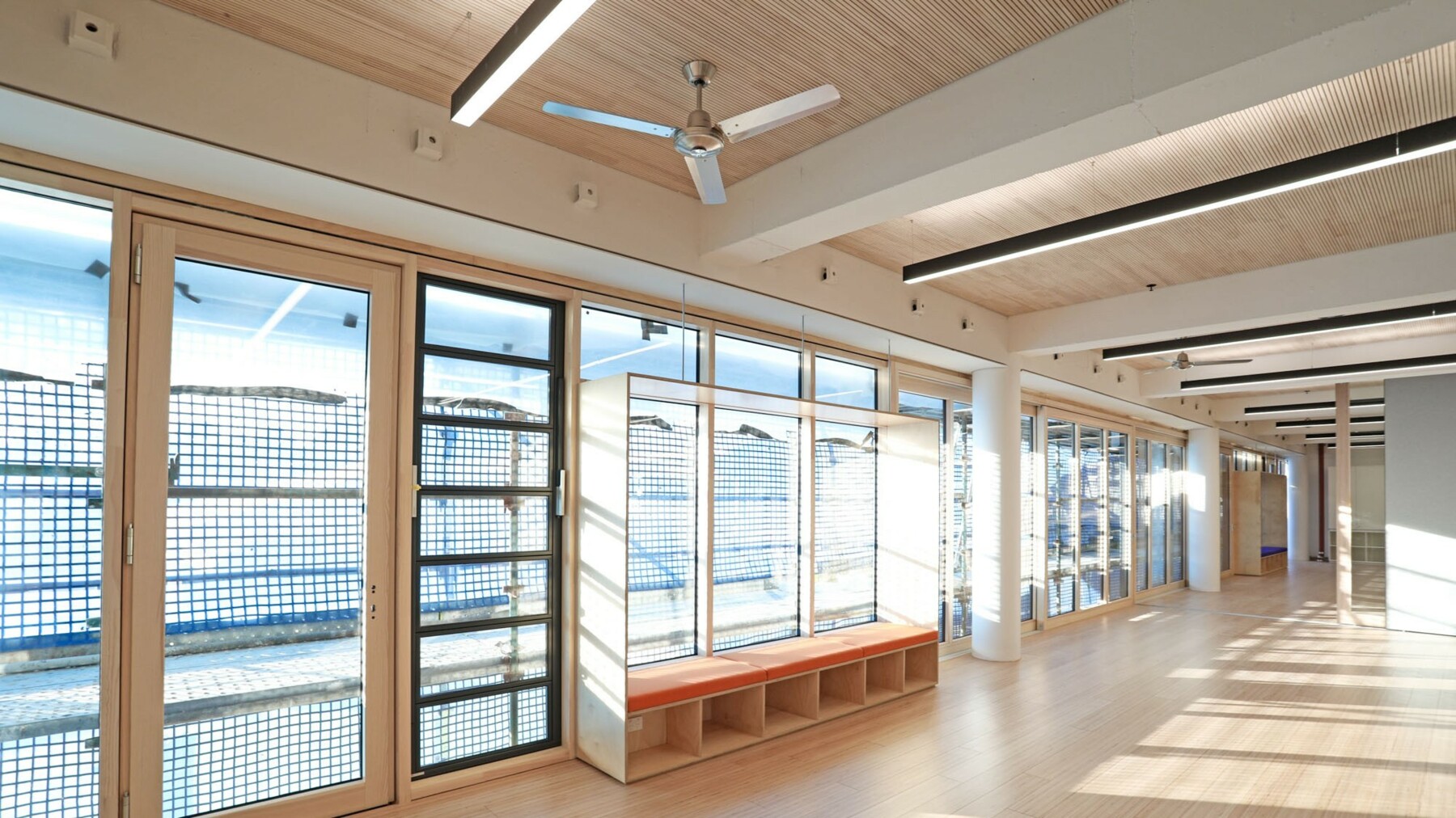 Die großen, weiten Räume der Primary School werden von dem Einsatz von Holz an Böden, Decken und Wänden dominiert, was den Hintergrund für eine konzentrierte Lernatmosphäre schafft. 