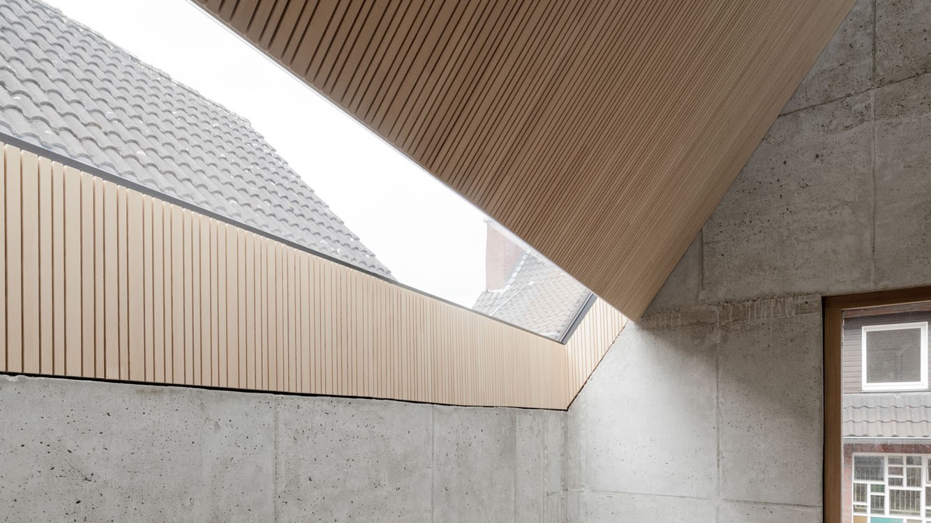 Am unteren Ende der in Akustik Light gekleideten Dachschräge zieht sich ein langes schmales Fenster entlang, durch das viel Licht auf die Galerie scheint. 
