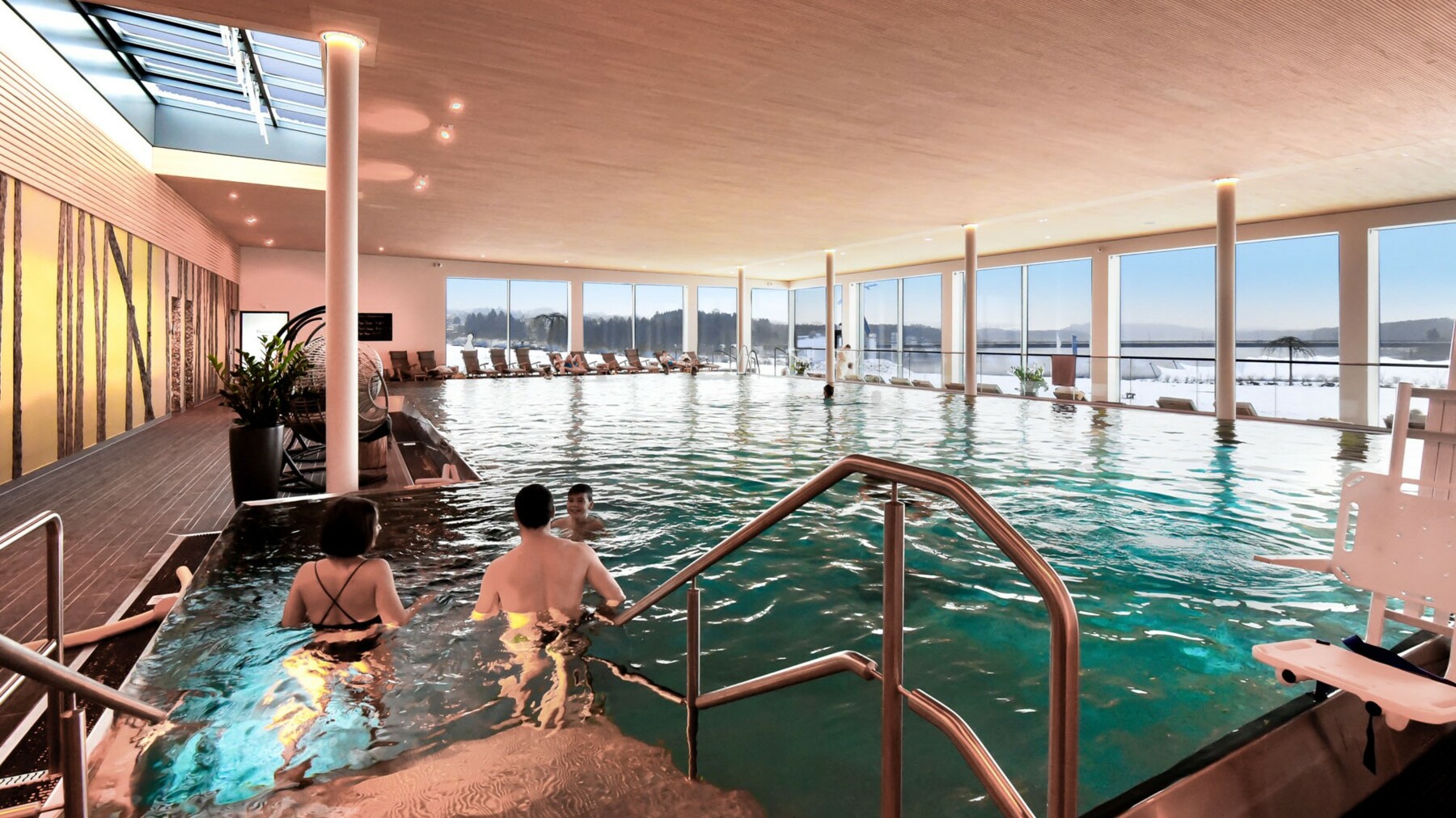 Das neue Hallenbad, in zentraler Lage am Fluss Lippe gelegen, ersetzt die beiden älteren Hallenbäder in Lünen. Es bietet zwei 25-m-Sportbecken mit Sprungbereich, ein Lehrschwimmbecken mit Hubboden sowie ein Warmwasserbecken. 