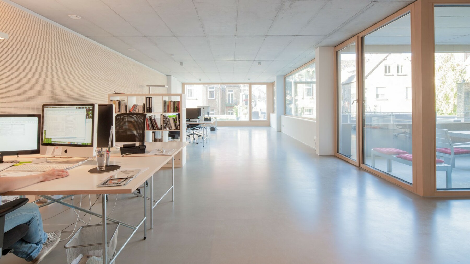 In den hellen Büro-Räumlichkeiten sorgen LIGNO® Akustik Light trotz der Schallhärte der Sichtbeton-Decken für ein optimal akustisches Raumklima.