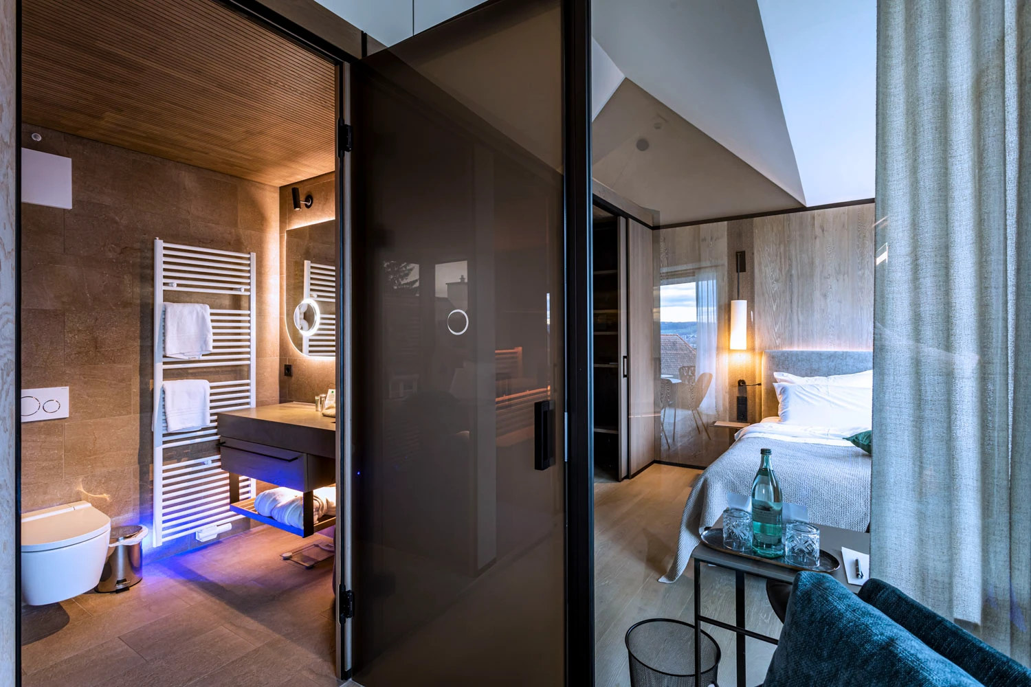 Schallabsorbierende Akustikpaneele verleihen dem modernen Hotelzimmer einen eleganten Look