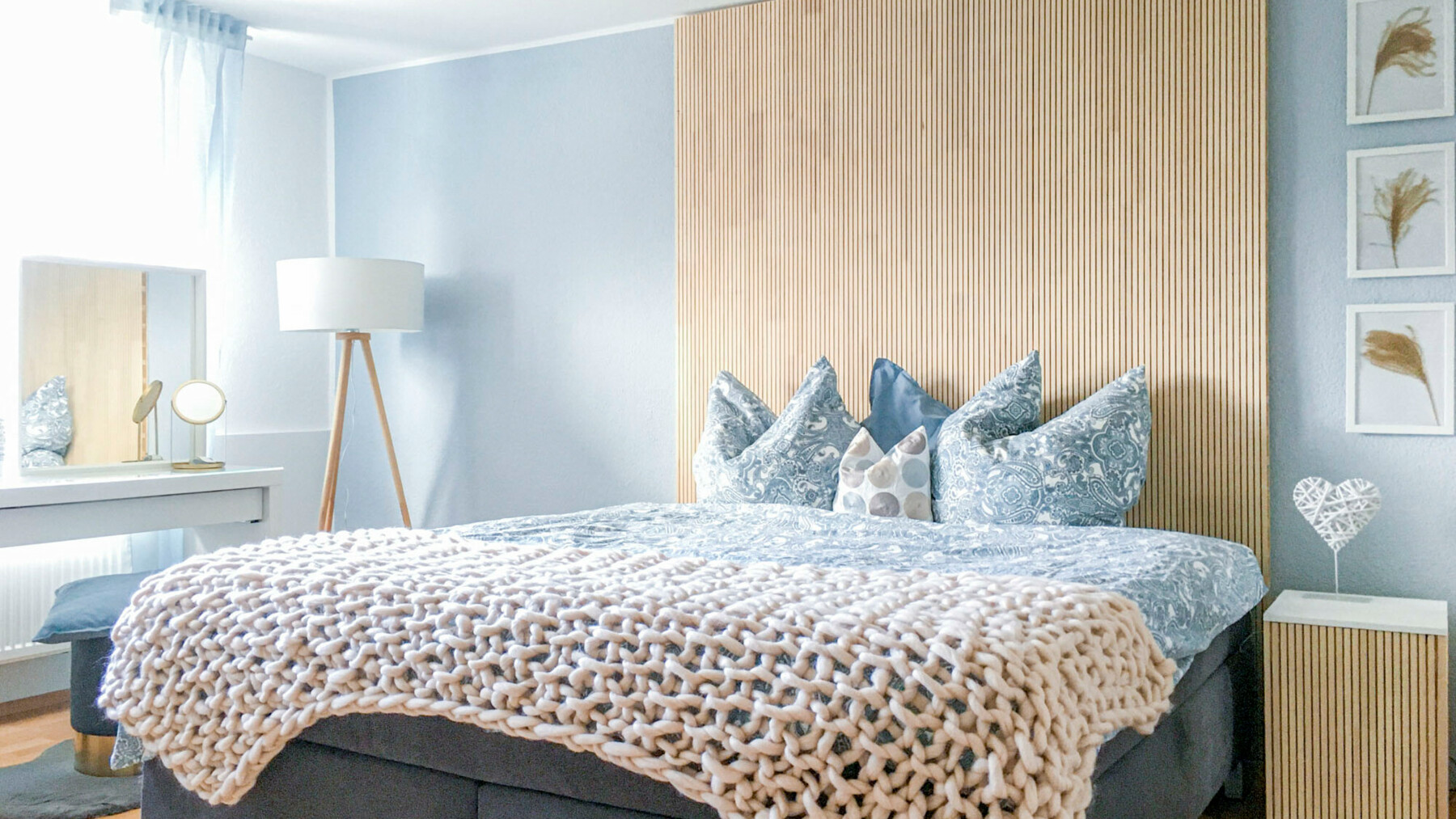 LIGNO® Akustik home als punktuelle Maßnahme für gute Raumakustik und optisches Highlight aus Holz im Schlafzimmer in einem Einfamilienhaus im Landkreis Hof