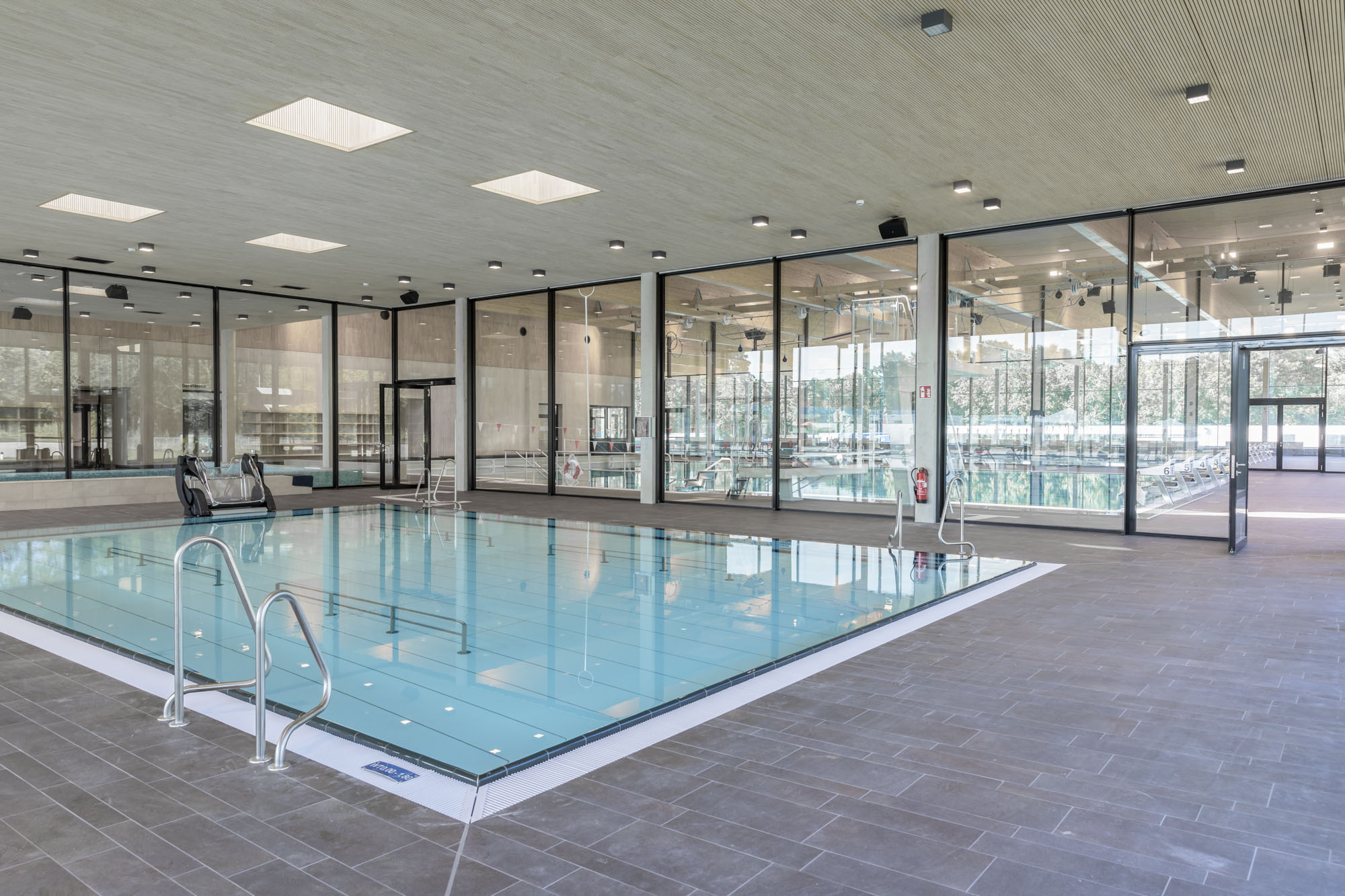 Die hellen Decken in Weißtannen sorgen in den Schwimmhallen für einen besonders naturnahen und angenehmen Schwimmaufenthalt.