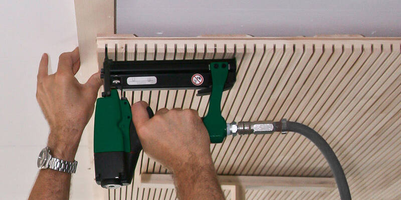 Die Echtholz-Akustikplatten werden mit einem Klammernagler oder geeigneten Schrauben in der Fuge an der Unterkonstruktion befestigt. 