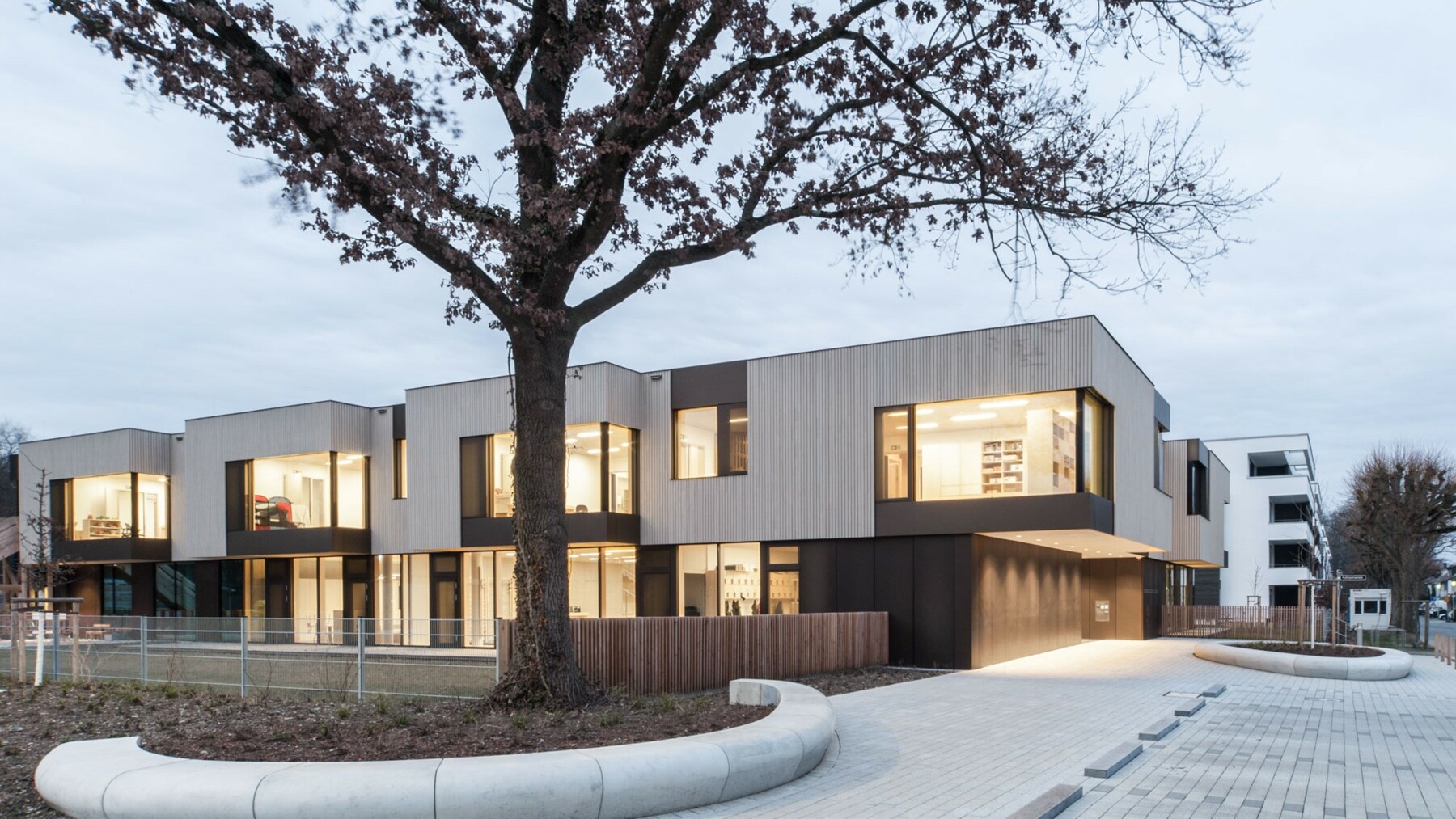 Der moderne Neubau des Kinderhauses im Riedlepark besticht mit großen bodentiefen Fenstern, die viel Licht ins Innere lassen. 