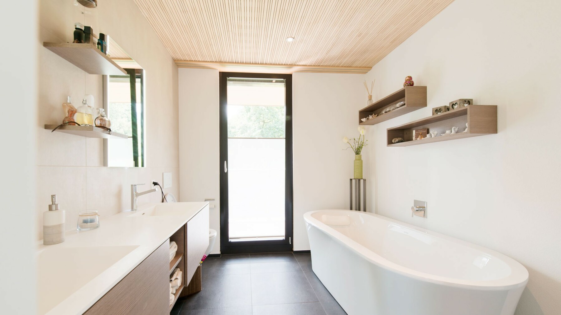 Deckenverkleidung aus Holz im nature-Profil im Bad in einem Einfamilienhaus in Alpnach sorgt für gute Raumakustik