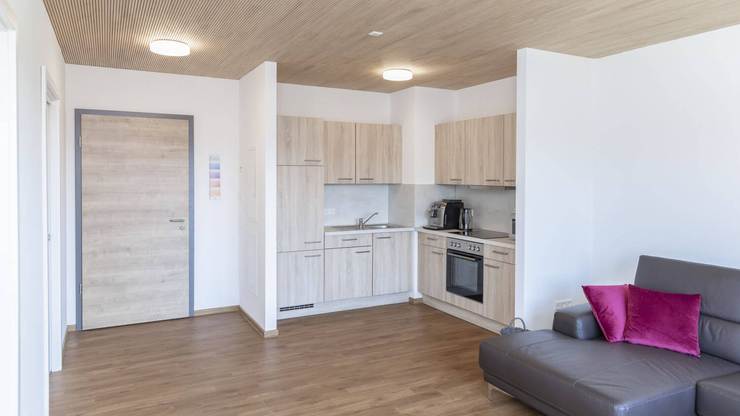 Die kleine Wohnung wirkt durch die Verwendung von viel Holz naturnah und punktet zusätzlich mit Wohnqualitäten wie optimaler Raumakustik.